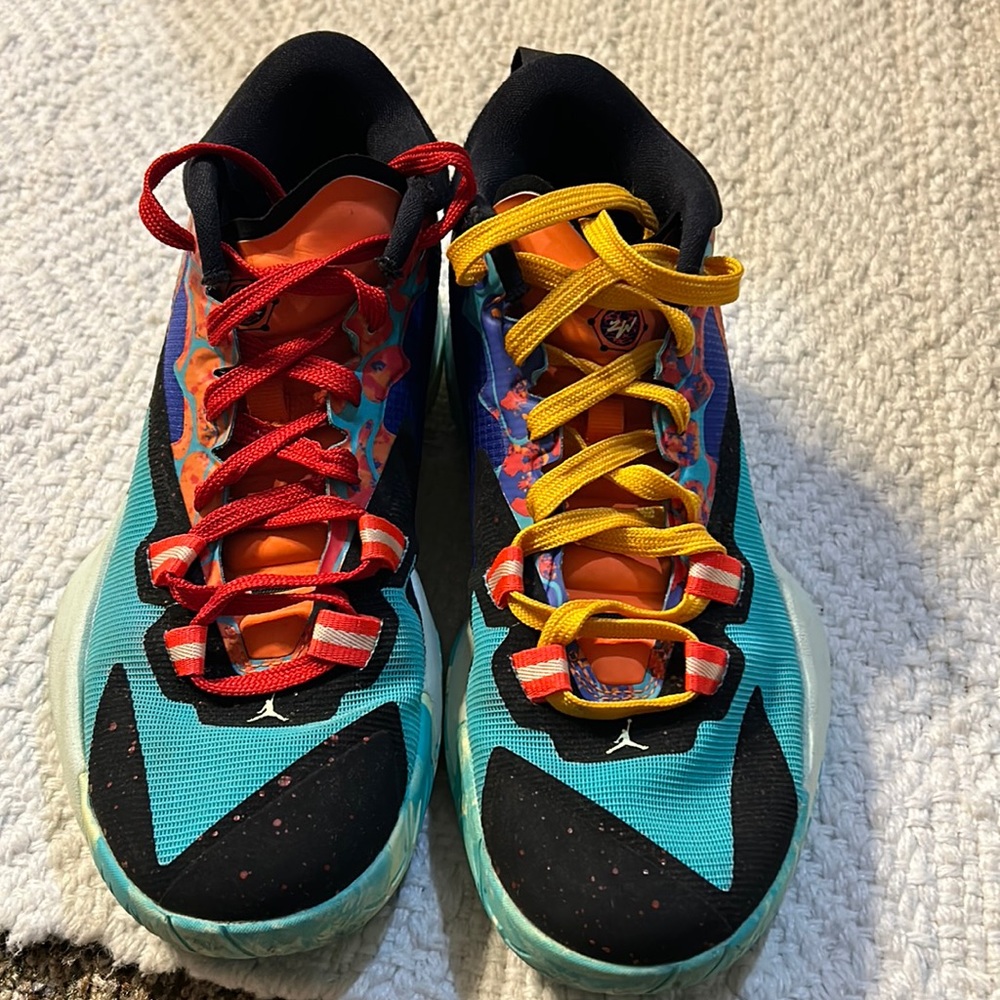 Kids basketball shoe, wore 2 times on the court